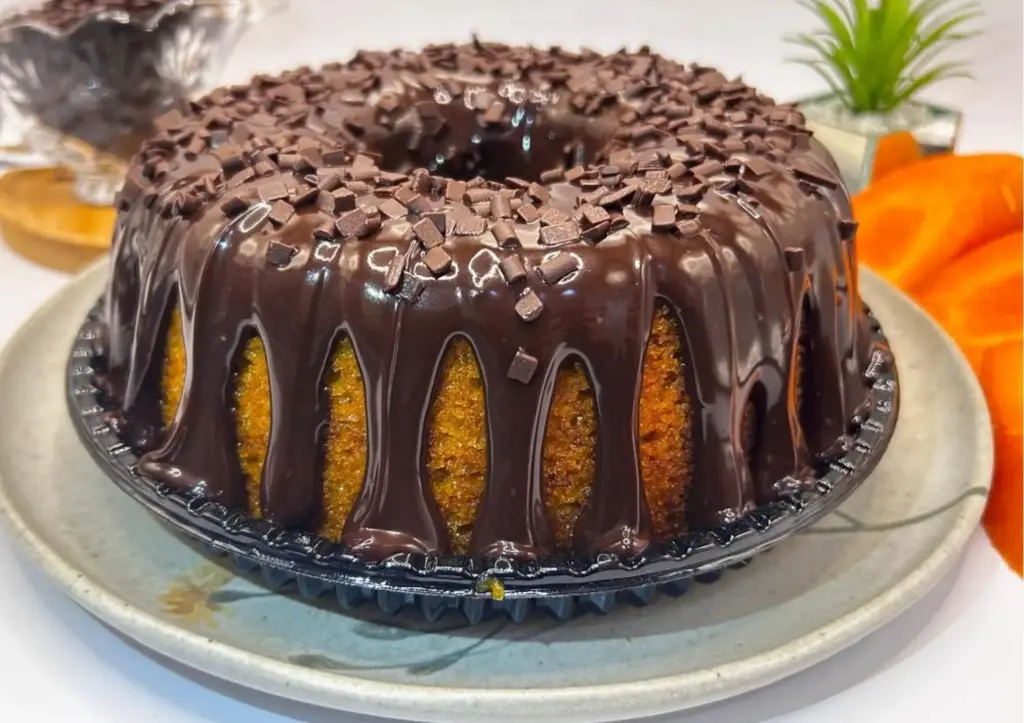 Bolo de Cenoura Recheado com gotas de Brigadeiro Goumert